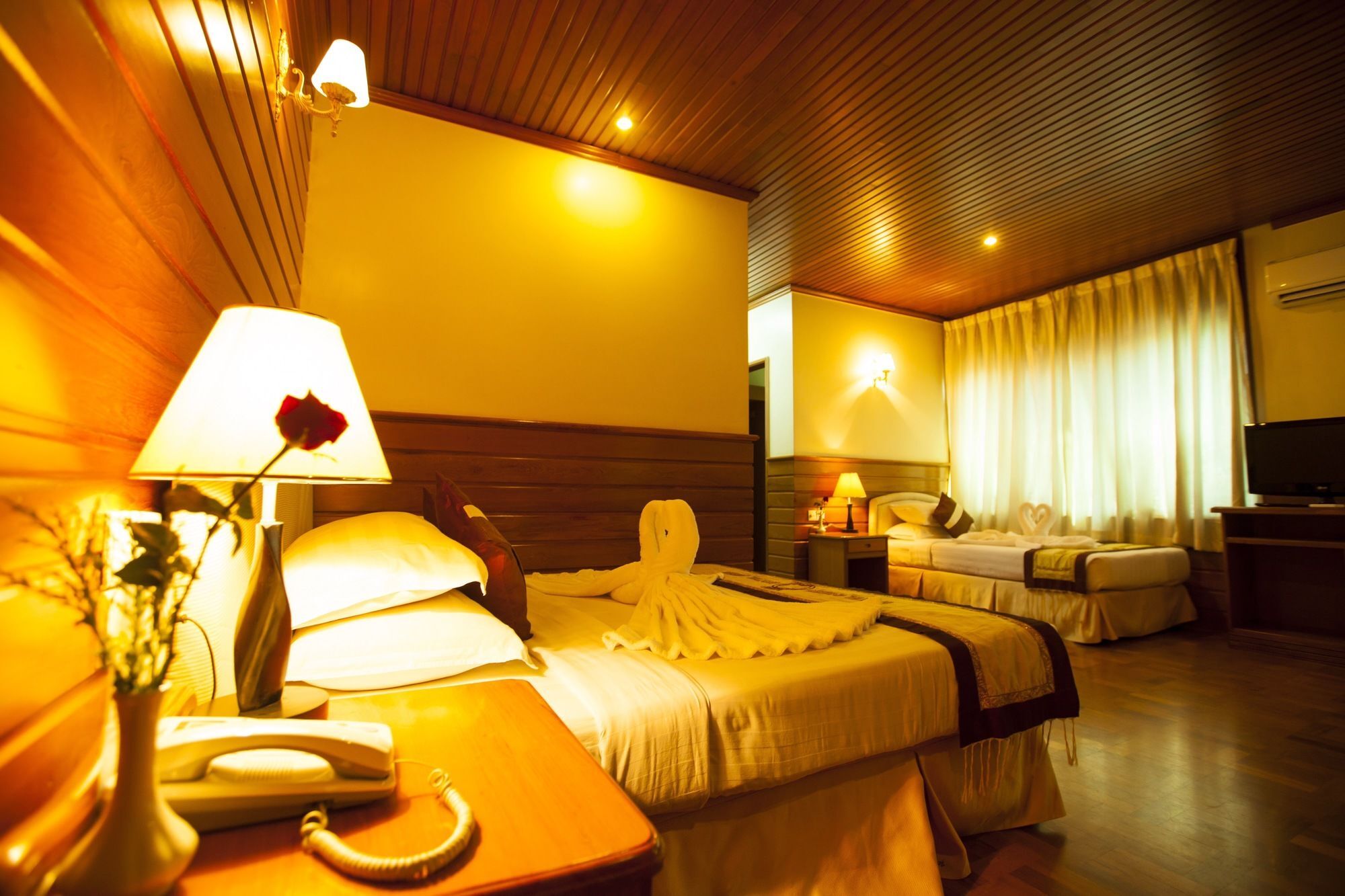 Hotel Queen Mandalay Exteriör bild