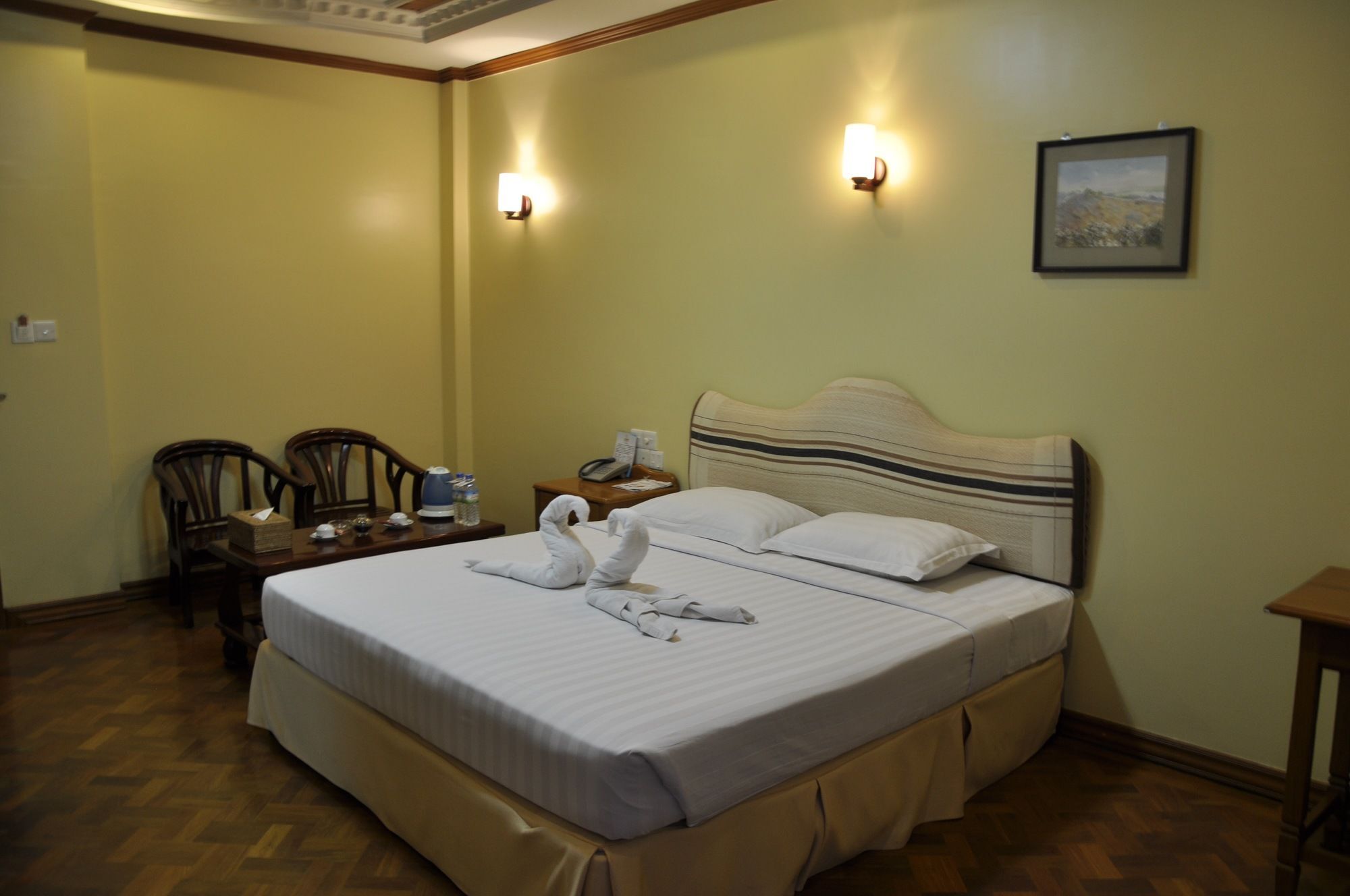 Hotel Queen Mandalay Exteriör bild